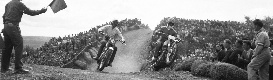 photo en noir est blanc de 2 pilotes lors de la première course du monde de motocross