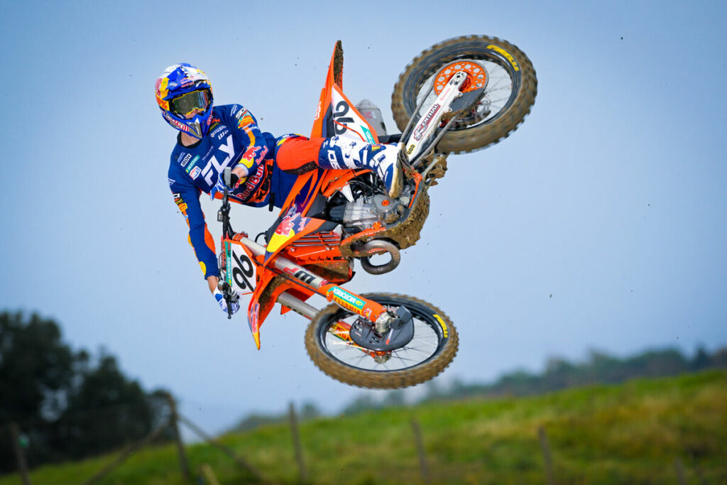 photo pilote motocross Lucas Coenen en train de faire un whip en course MXGP