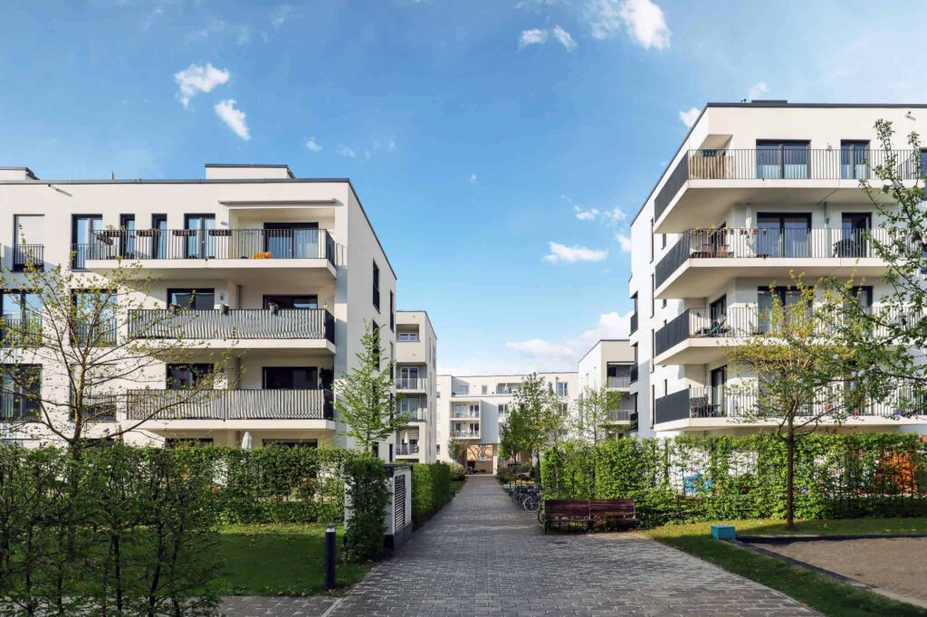 photo de plusieurs immeuble avec des arbres devant 