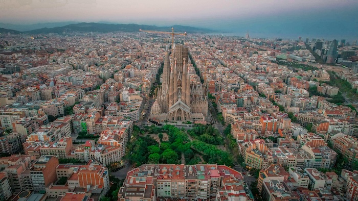 photo panoramique de Barcelone en fin de journée avec la Sagrada Familia au milieu
