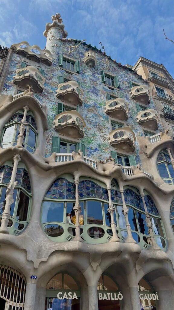 Photo de la Casa Batllo de Gaudi prise de bas