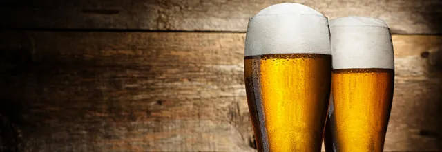 photo de deux bières blonde en 50cl avec un peu de mousse