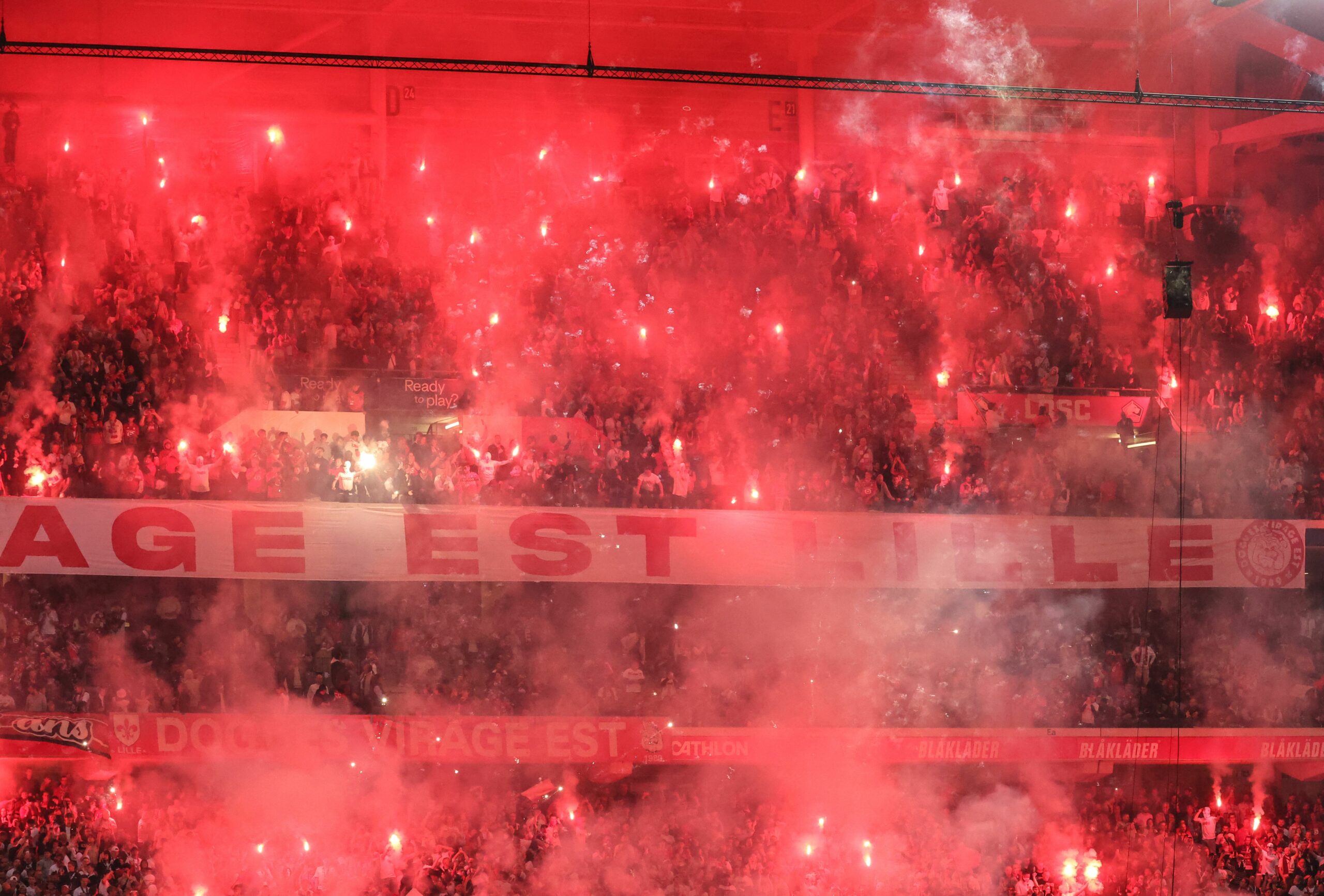 Photo de la tribune DVE(dogue virage est) fête leur 35 ans lors de la réception du Stade de Reims