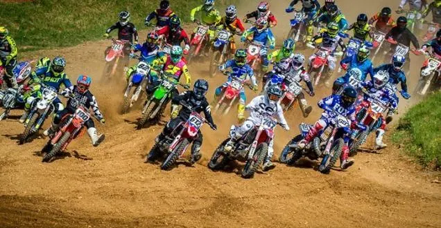 photo premier virage course motocross avec 35 pilotes