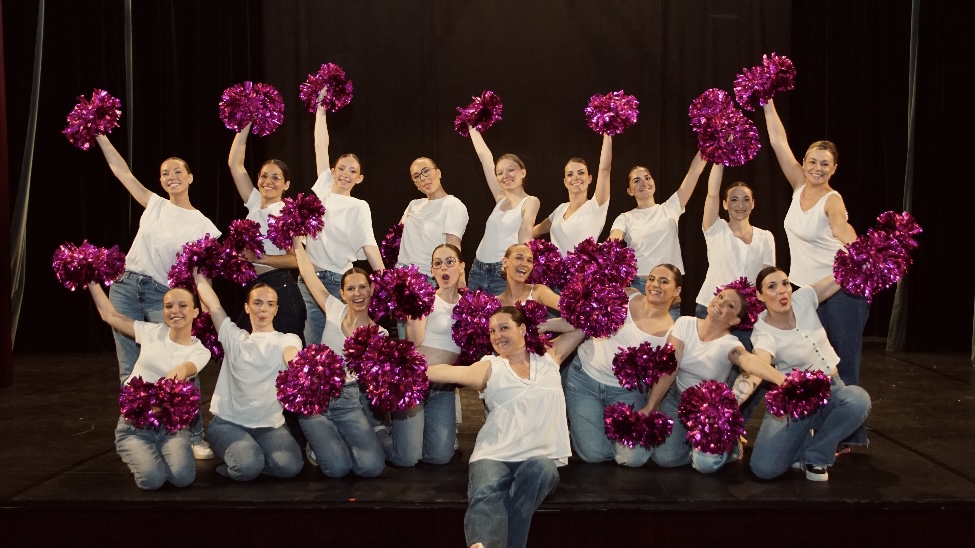 photo d'un groupe de pompom girl avec des pompom rose et une tenue clair