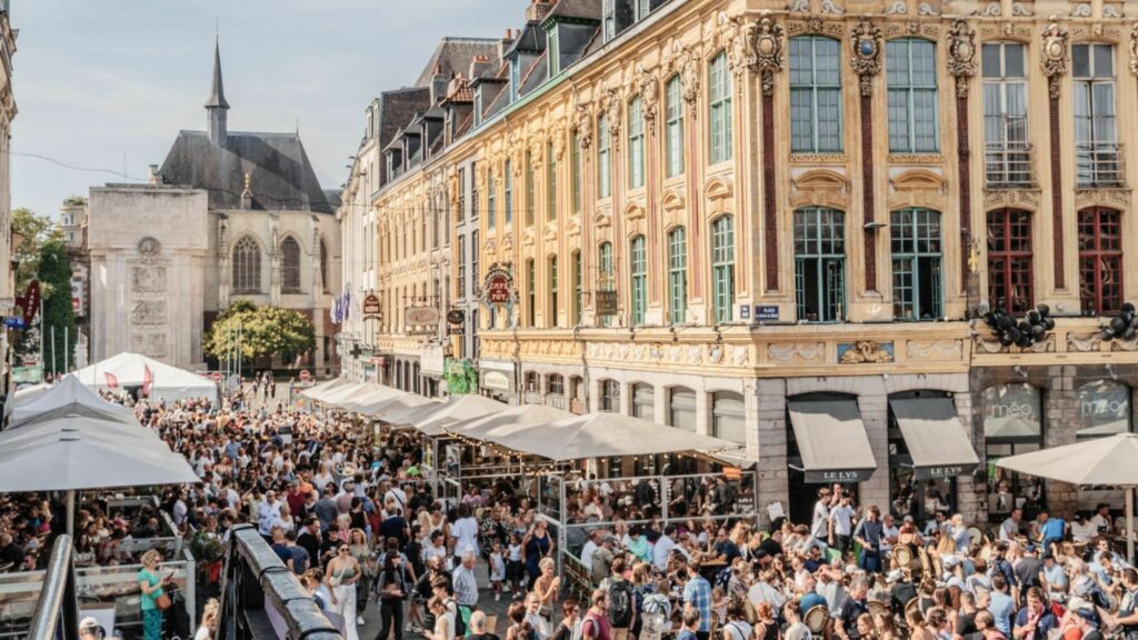 C'est une photo d'une foule à Rihour pendant la braderie de Lille .