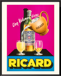 Image d'une pub de Ricard qui met en valeur ou bouteille qui est au milieux. Il y a egalement deux verre de Ricard au pied de la bouteille, celui a droite se fait remplire par un carafe avec l nom ricard dessu et l'autre verre n'est remplis que d'une petit dose de Ricard. Le fond de cete hoto est violet et la bouteille et les verre sont posés sur une table bleu