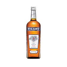Image d'une bouteille de Ricard sous un fond blanc. Elle est de couleur marron avec un grande étiquette blanche dessus.