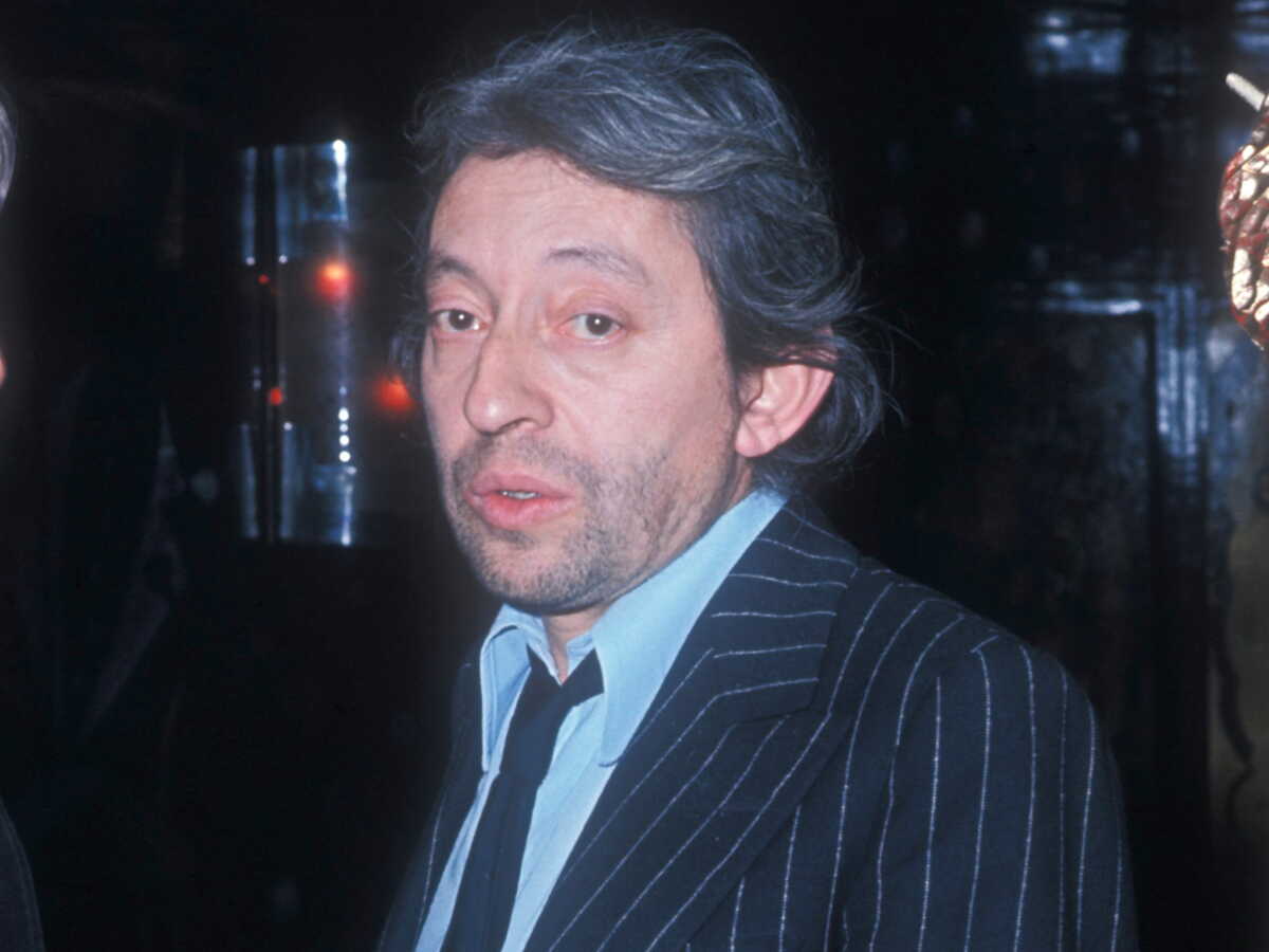 Un homme prénommé Serge Gainsbourg se tenant de profil regard face à la caméra