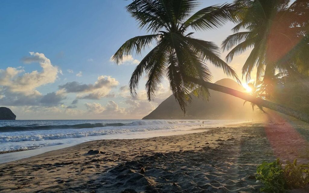 Photo d'une plage en martinique, sous coucher de soleil