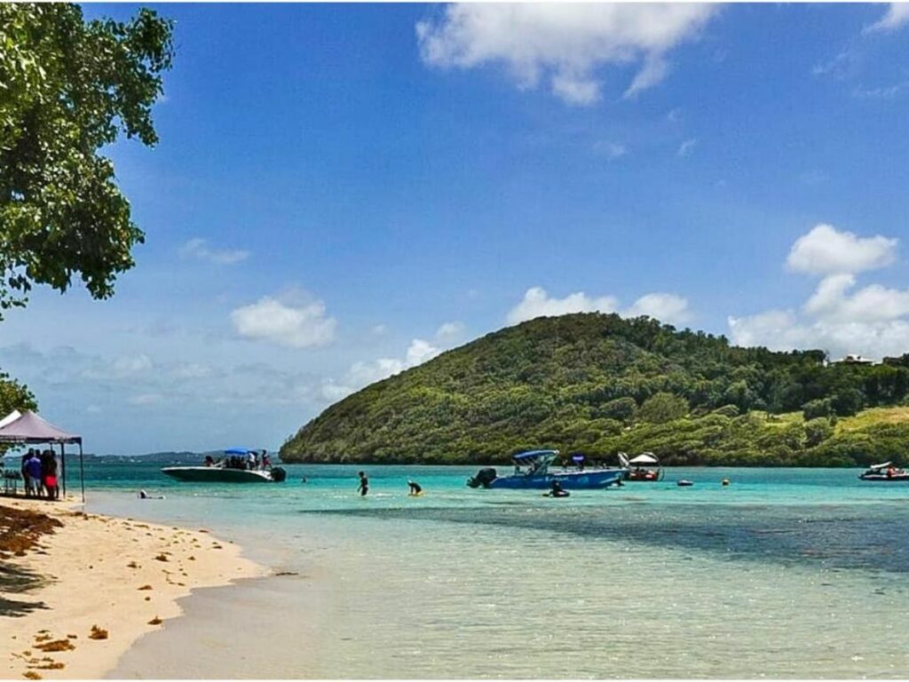 photo d'une plage bleu avec ilet en Martinique