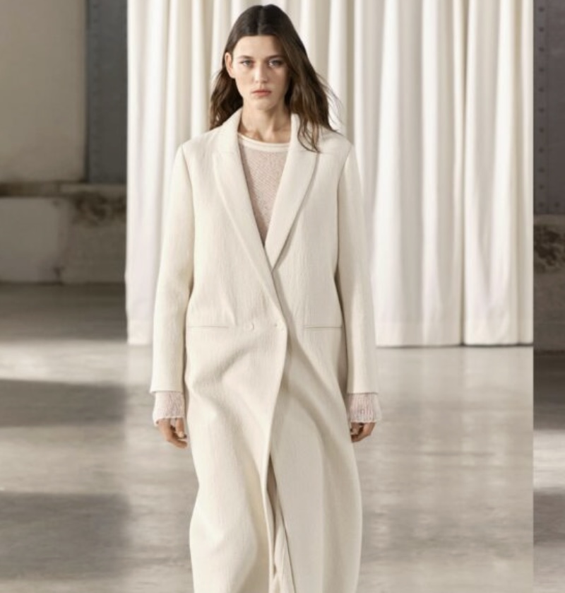 photographie d'une femme mannequin, habillée en blanc lors d'une présentation Zara.
