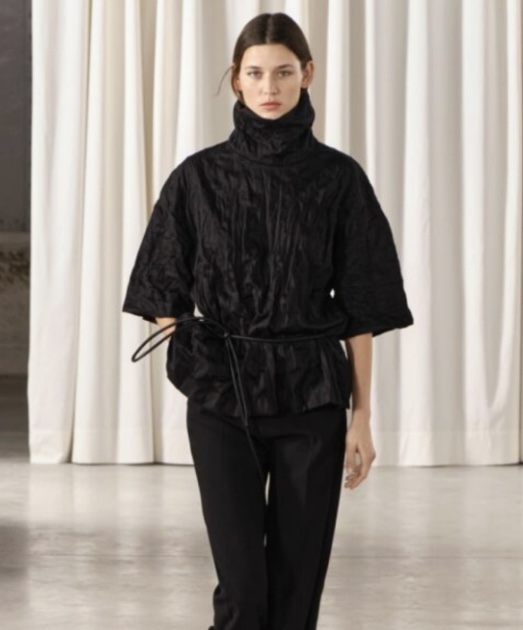 photographie d'une femme mannequin, habillée en noir lors d'une présentation Zara.
