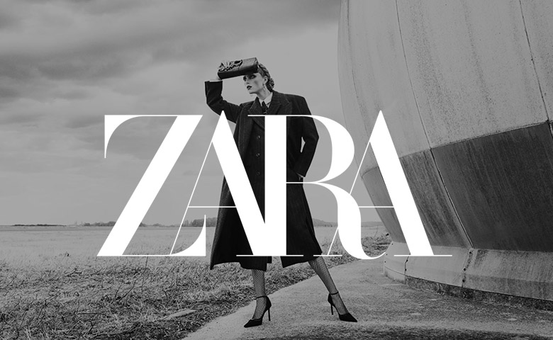 photographie noir et blanc, avec le logo zara et une femme qui pose derrière avec un arrière plan neutre