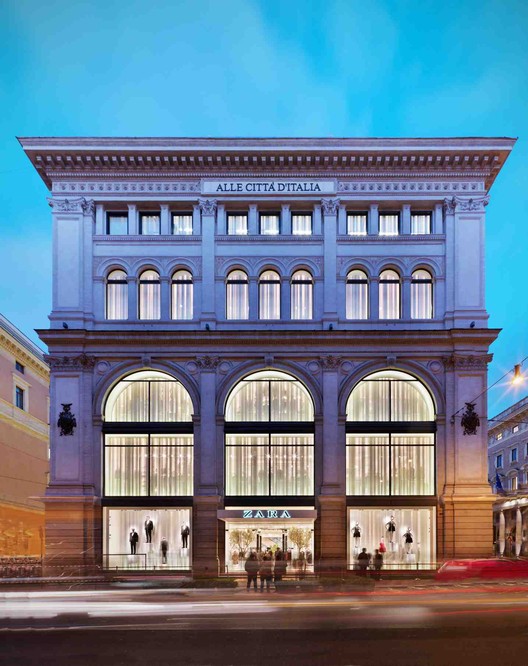 c'est une image du zara de Rome, le batiment est carré, le jour se couche